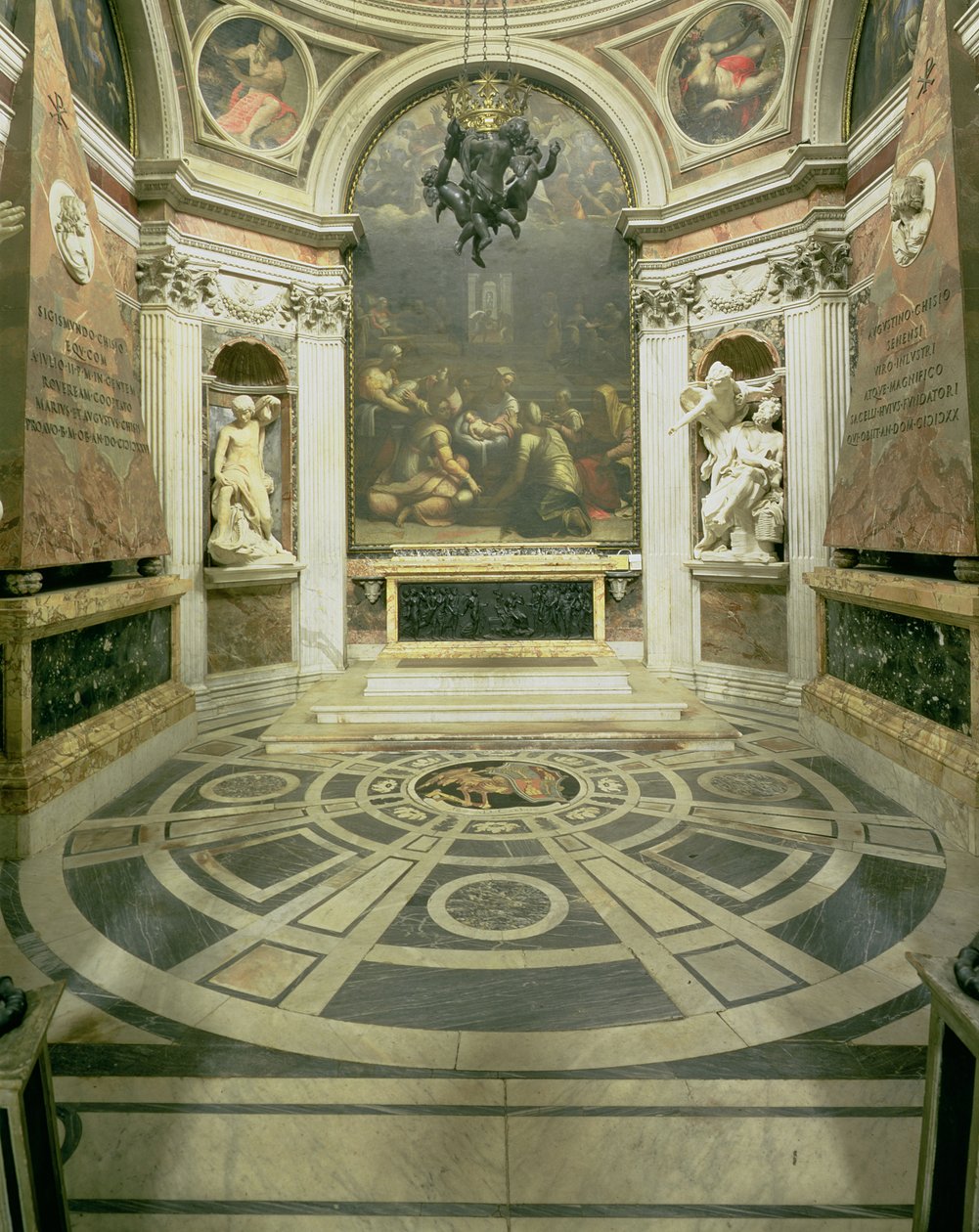 Sisäkuva kahdeksankulmaisesta Chigi-kappelista, jonka Rafael aloitti vuonna 1513 ja Bernini viimeisteli vuoden 1652 jälkeen. tekijältä Gian Lorenzo Bernini