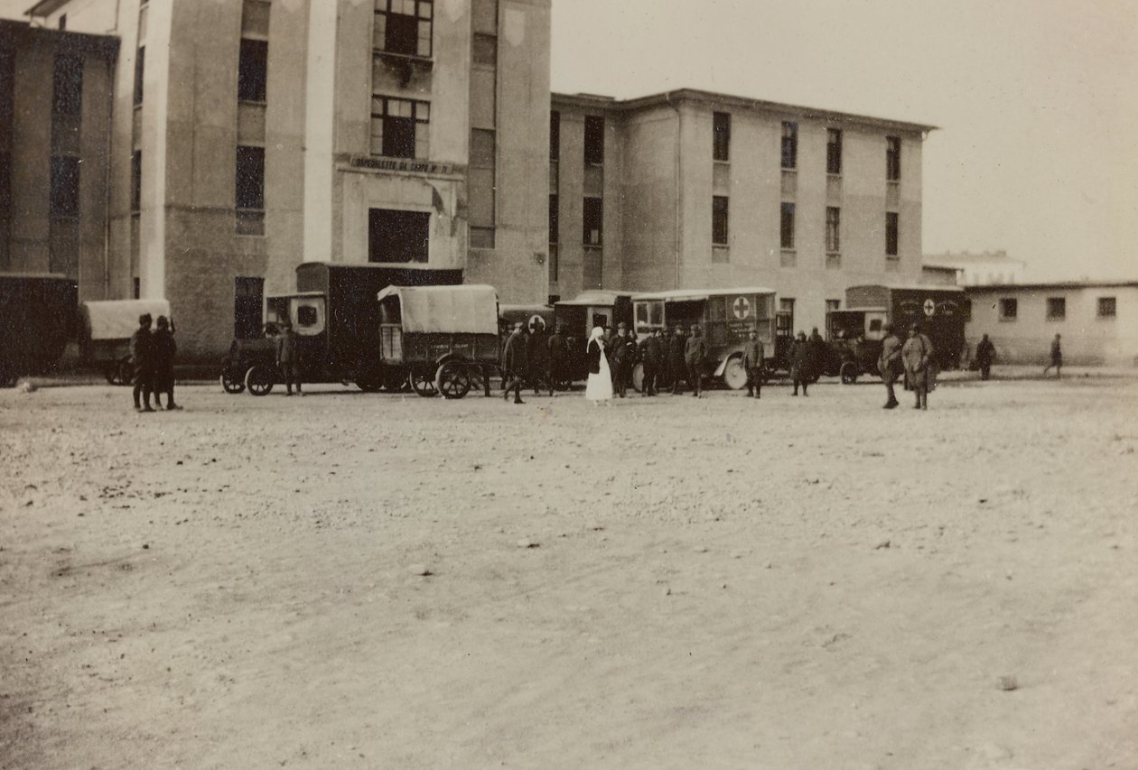 Albumi "Pictures of War II": italialaiset sotilaat ja Punaisen Ristin ambulanssit Gradisca Sagradossa, Goriziassa, Italiassa (m/v kuva) tekijältä Gigliucci Gigliucci