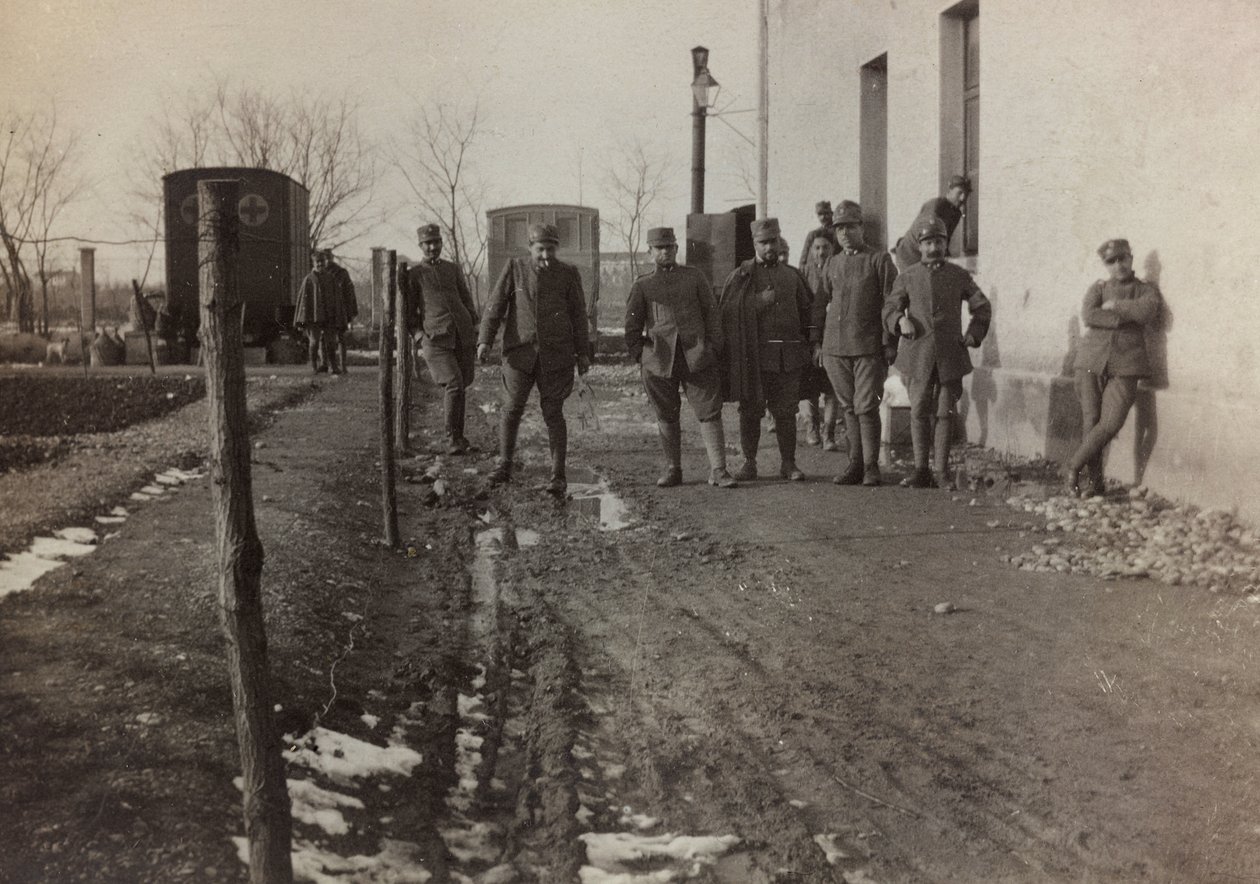 Albumi "Pictures of War II": italialaiset sotilaat ja Punaisen Ristin ambulanssit Gradisca Sagradossa, Goriziassa, Italiassa (m/v kuva) tekijältä Gigliucci Gigliucci