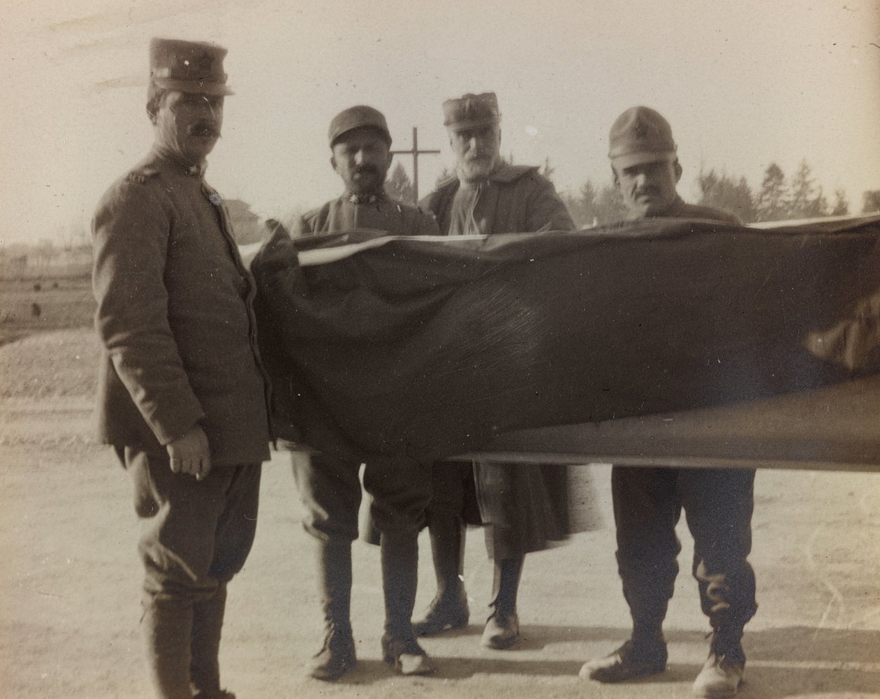 Albumi "Pictures of War II": italialaiset sotilaat kantavat suuren sodan kaatuneen arkkua (m/w kuva) tekijältä Gigliucci Gigliucci