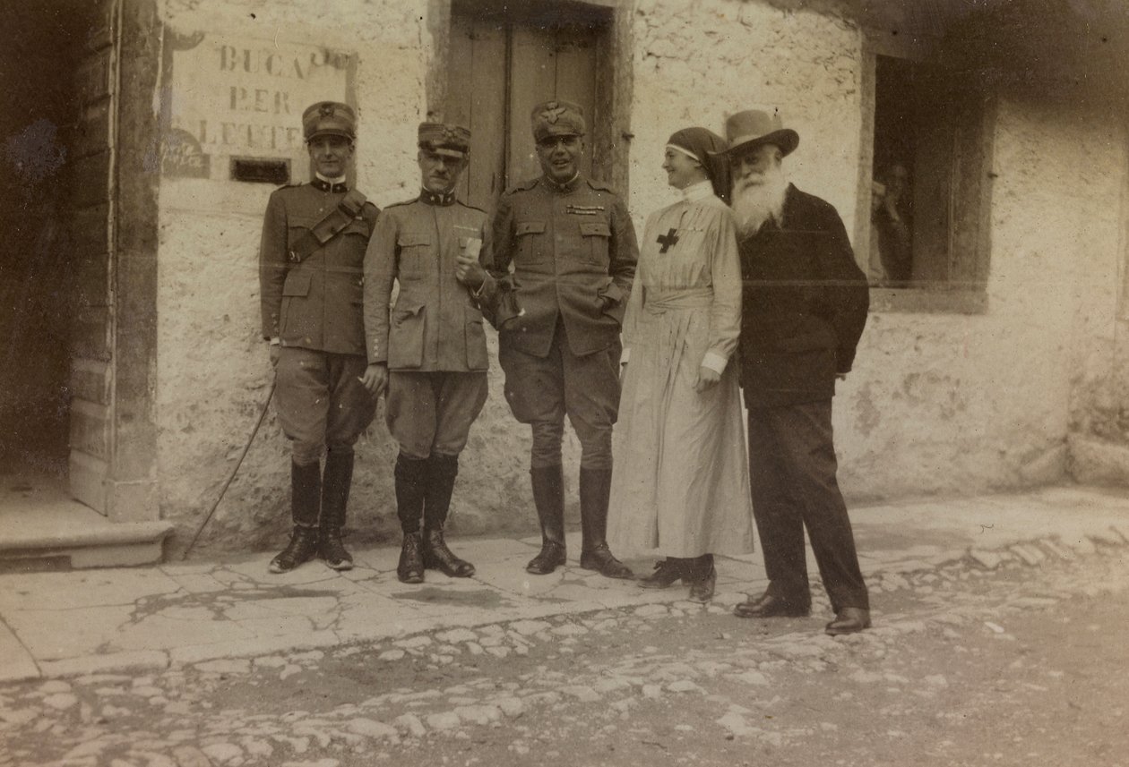 Albumi "Pictures of War II": Punainen Risti ja italialaiset sotilaat (m/v kuva) tekijältä Gigliucci Gigliucci