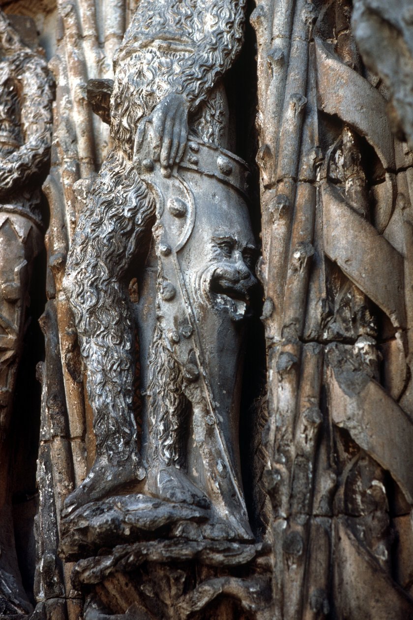 Yksityiskohta sisäänkäynnin julkisivusta, jossa näkyy ritarin kilpi Museo Nacionalde Escultura Religiosa rakennettu 1488-96 kuva tekijältä Gil de Siloe