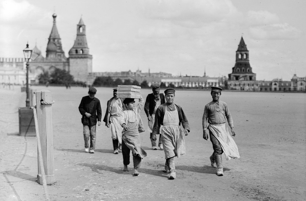 Venäläiset moskovalaiset työmiehet marssivat töihin Kremlin linnoituksen taisteluvallien... tekijältä Gilbert H. Grosvenor