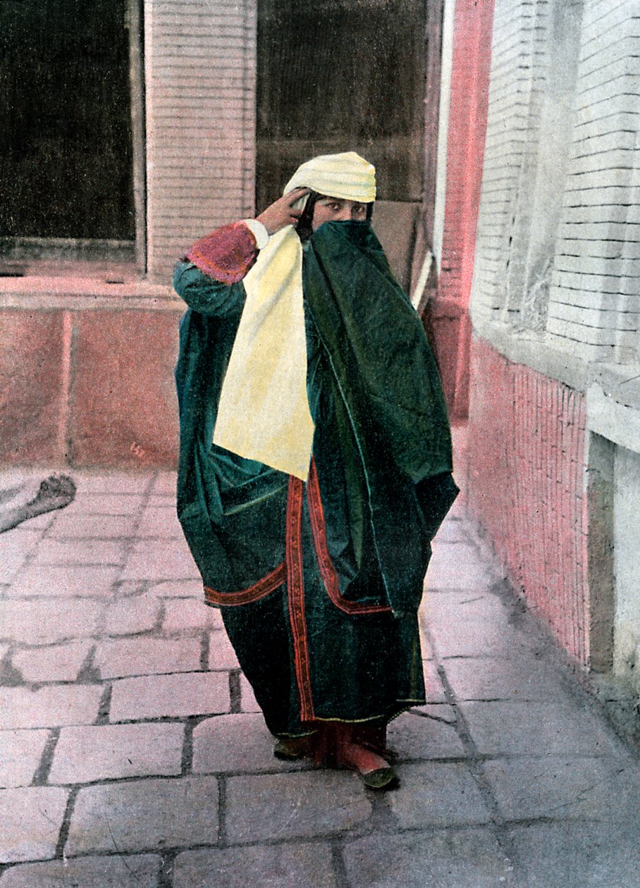 Persialainen nainen perinteisessä puvussa, n. 1890. tekijältä Gillot
