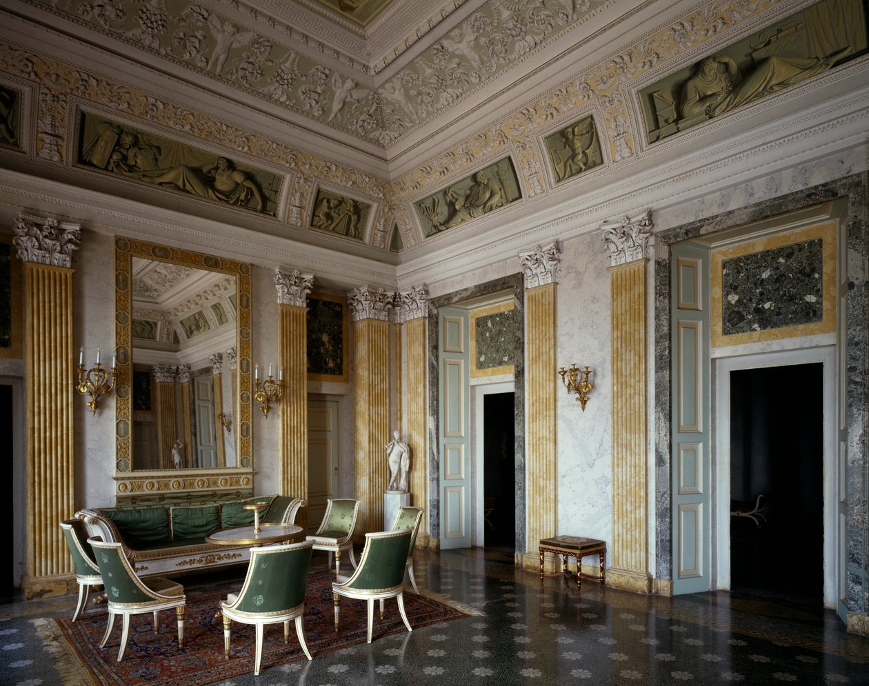 Keskushalli kalusteineen ja koristeineen, Villa Melzi d