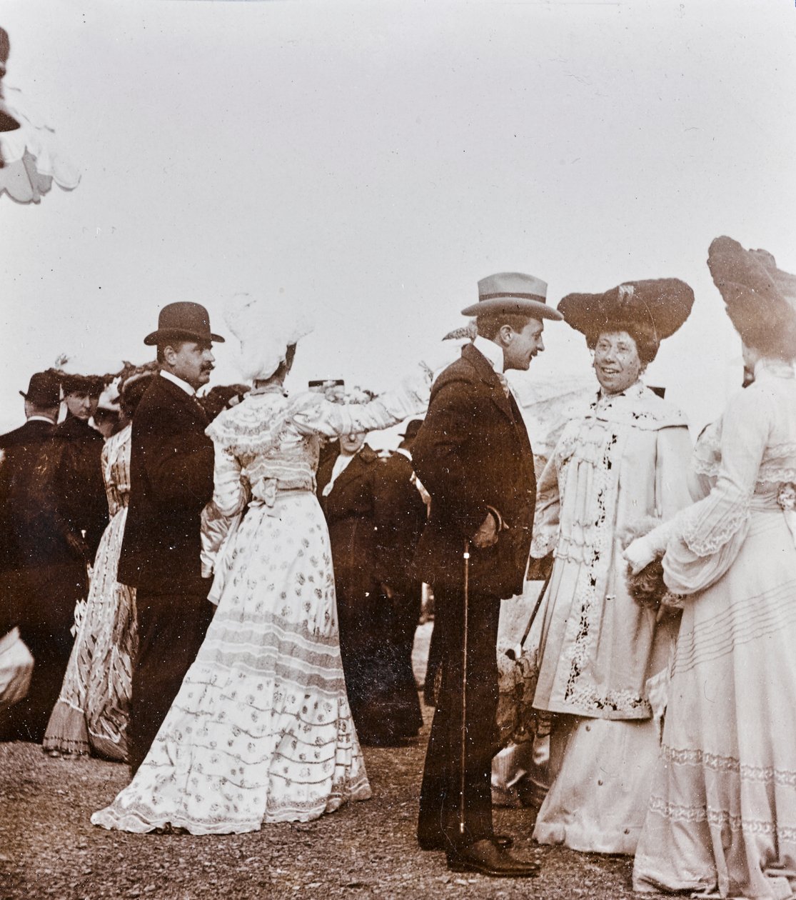 Elegantit ihmiset gallupiin juoksivat, Cascine Park, Firenze tekijältä Giorgio Enrico (attr.to) Levi