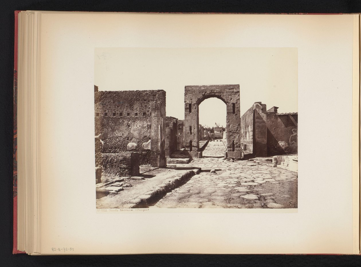 Näkymä Strada Mercuriolle Pompejissa, Italiassa Strada Mercury. (Pompei) (otsikko esineessä) tekijältä Giorgio Sommer (attributed to)