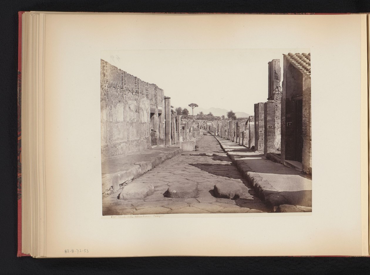Näkymä Strada della Abbondanzalle Pompejissa, Italiassa Strada della Abbondanza. Pompei (otsikko esineessä) tekijältä Giorgio Sommer (attributed to)