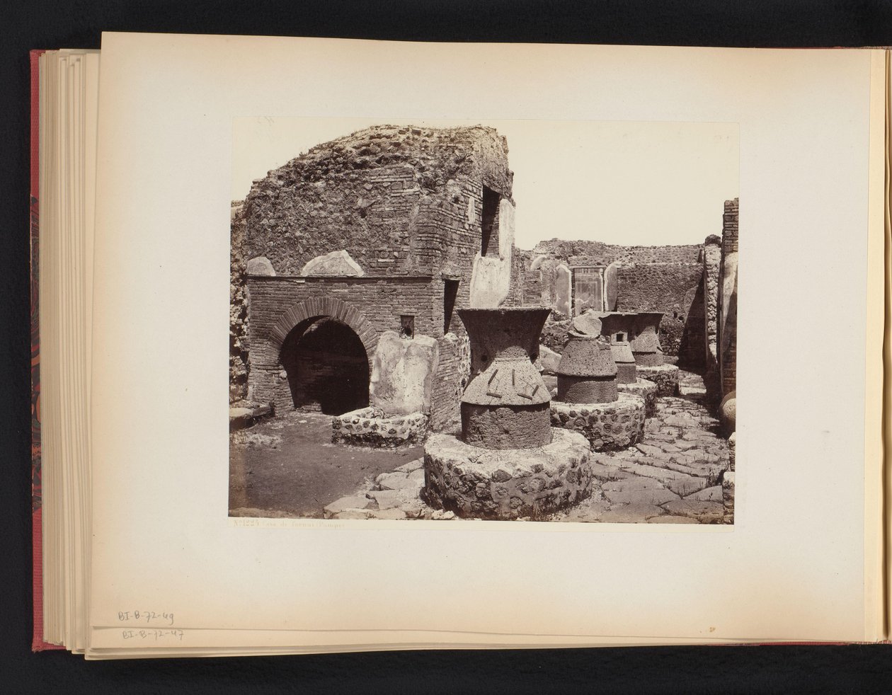 Leipomon rauniot Pompejissa Casa di fornai Pompei (otsikko esineessä) tekijältä Giorgio Sommer (attributed to)