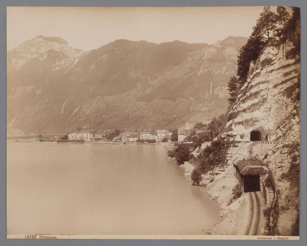 Brunnen Luzernjärvellä Sveitsissä Brunnen (otsikko esineessä) tekijältä Giorgio Sommer