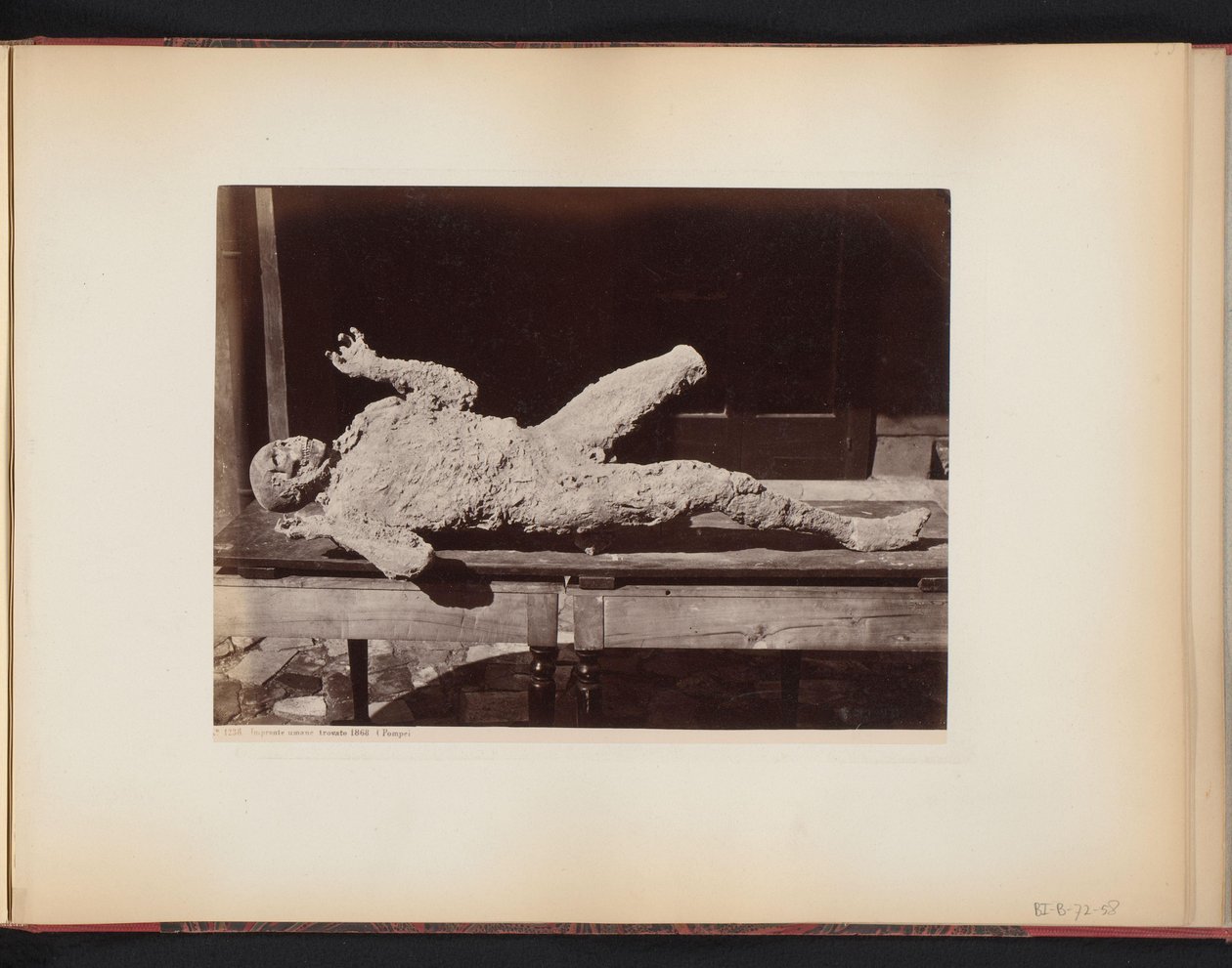 Muumioitunut henkilö Pompejissa, Italiassa Impronte umane trovato 1868 (Pompeji (otsikko esineessä) tekijältä Giorgio Sommer