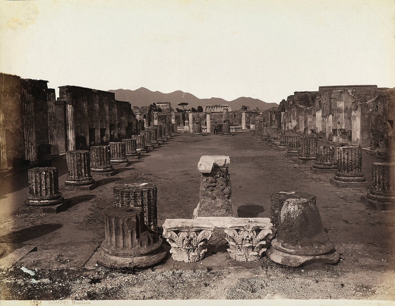 Yleisnäkymä basilikasta, itäpuolella, Pompeji tekijältä Giorgio Sommer