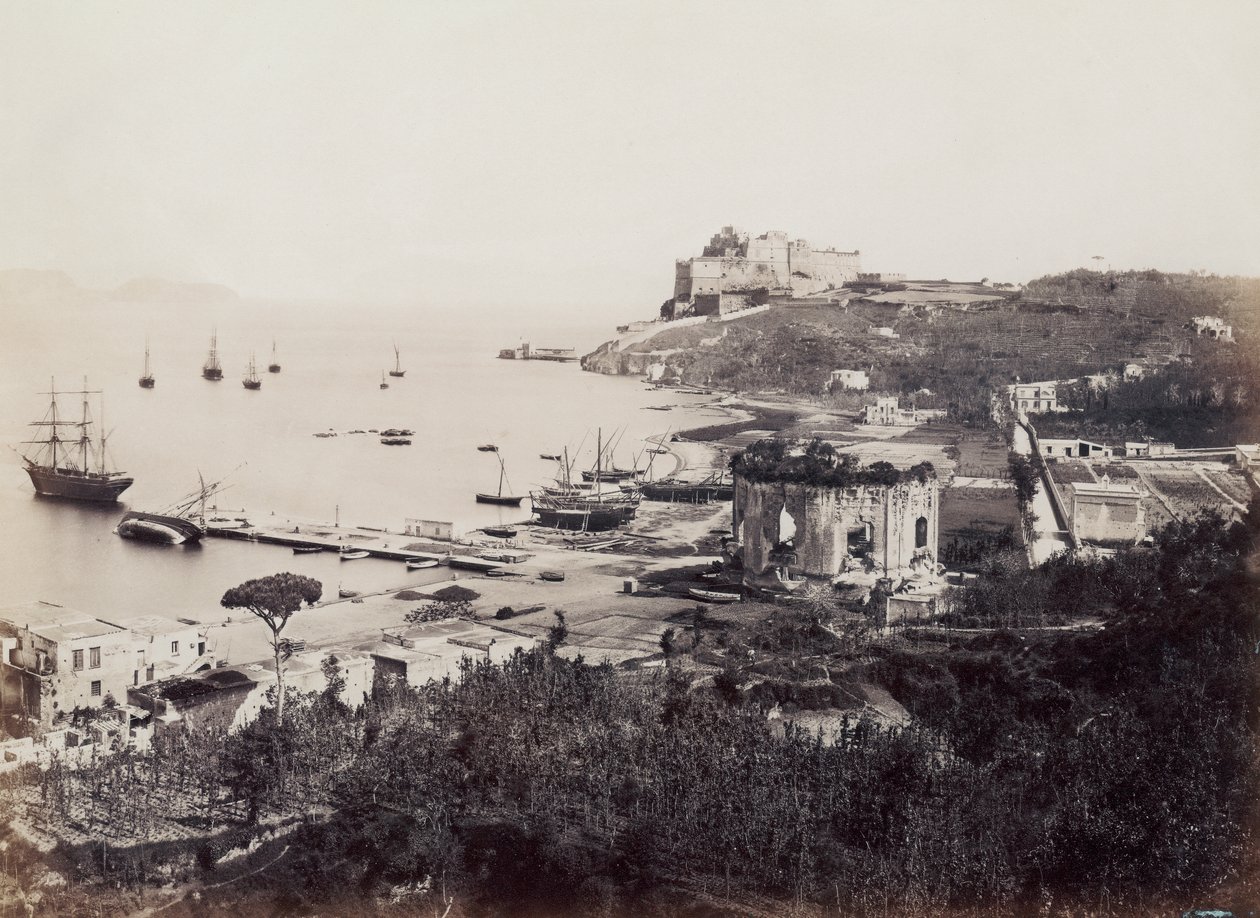 Panoraama maalaukselliselle Baianlahdelle (Napoli), täynnä purjeveneitä. Etualalla, pientä laituria vastapäätä, on Venuksen temppeli. Taustalla niemen päällä on 1500-luvun varakuninkaan linna tekijältä Giorgio Sommer