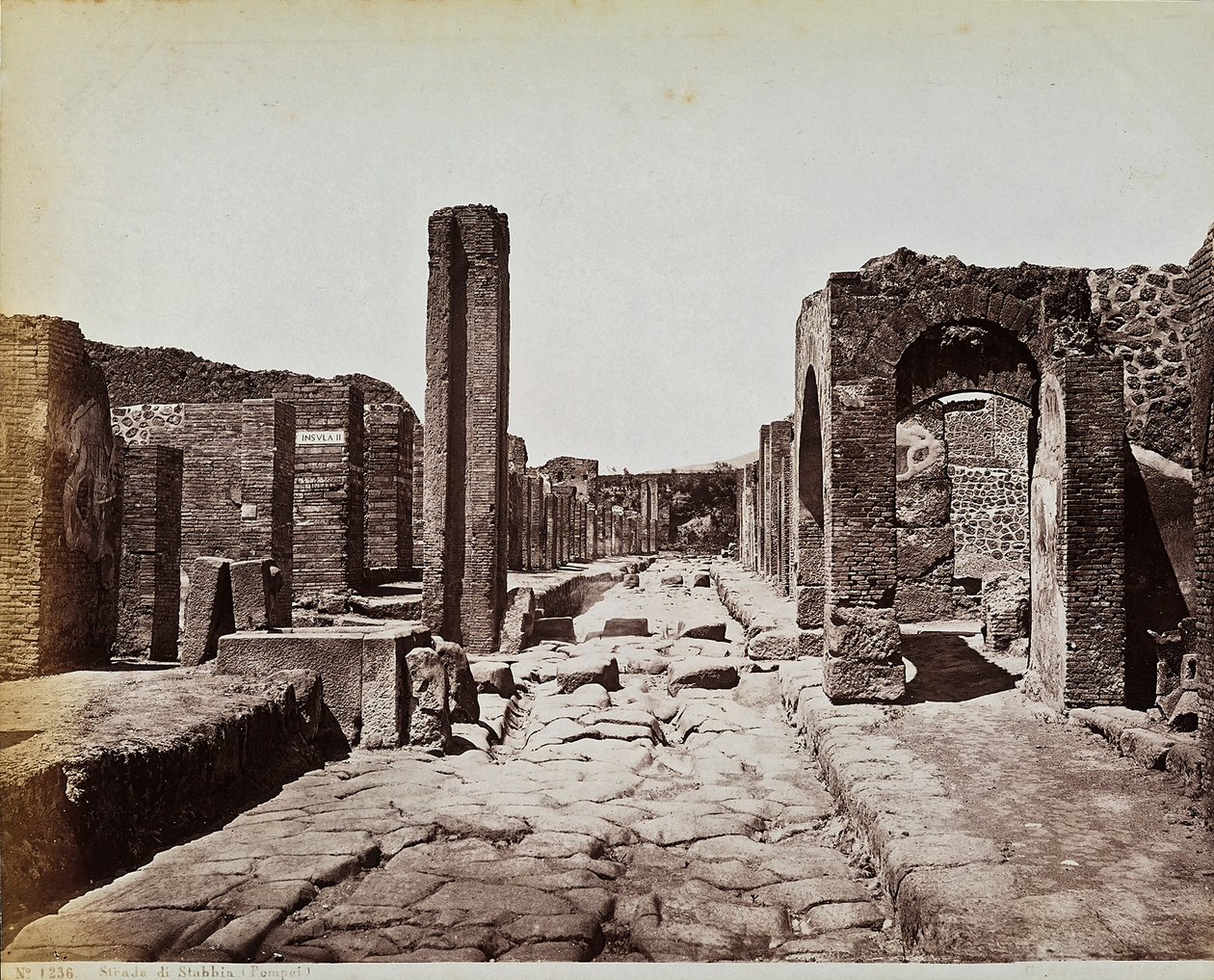 Rakenteelliset rauniot Strada di Stabian varrella Pompejin arkeologisella paikalla tekijältä Giorgio Sommer