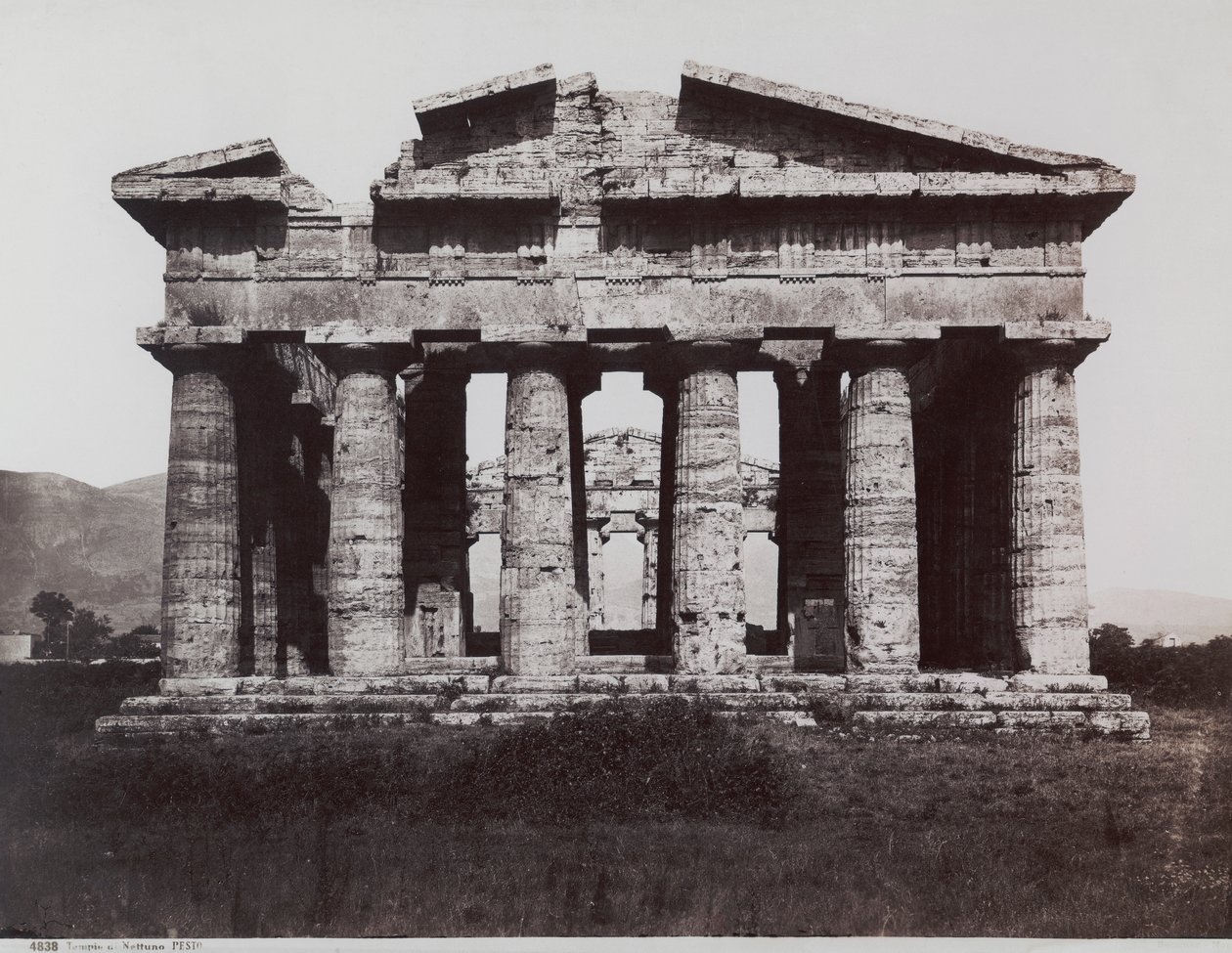 Neptunuksen tai Poseidonin temppeli Paestumissa tekijältä Giorgio Sommer