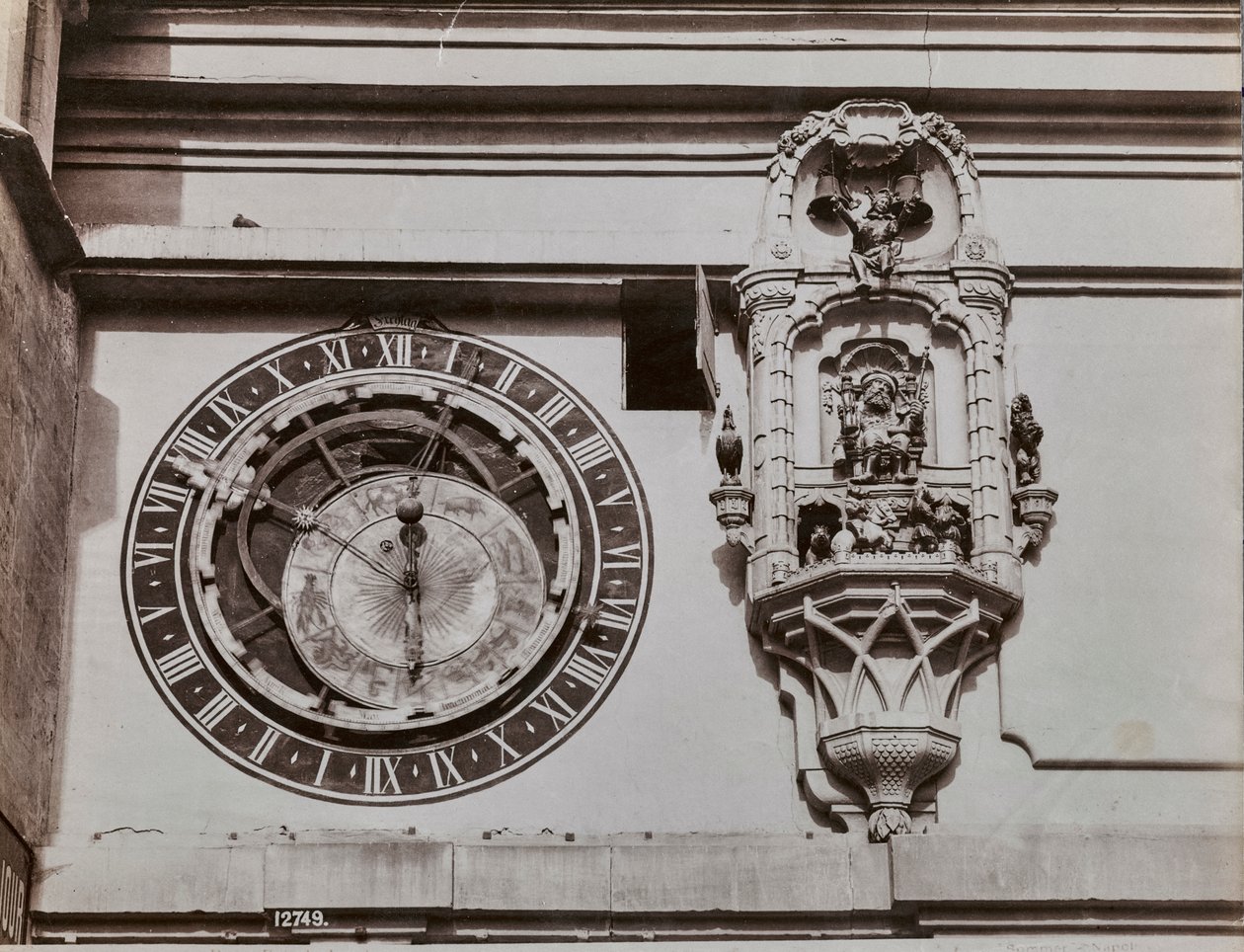 Bernin kellotornin kvadrantti, kirjoittanut Kaspar Brunnen (1527-1530). Tähtitieteellisen kellon vieressä lehtikioski, jossa on patsaat, jotka kellon mekanismi käynnistää neljä minuuttia ennen tunnin lyömistä tekijältä Giorgio Sommer