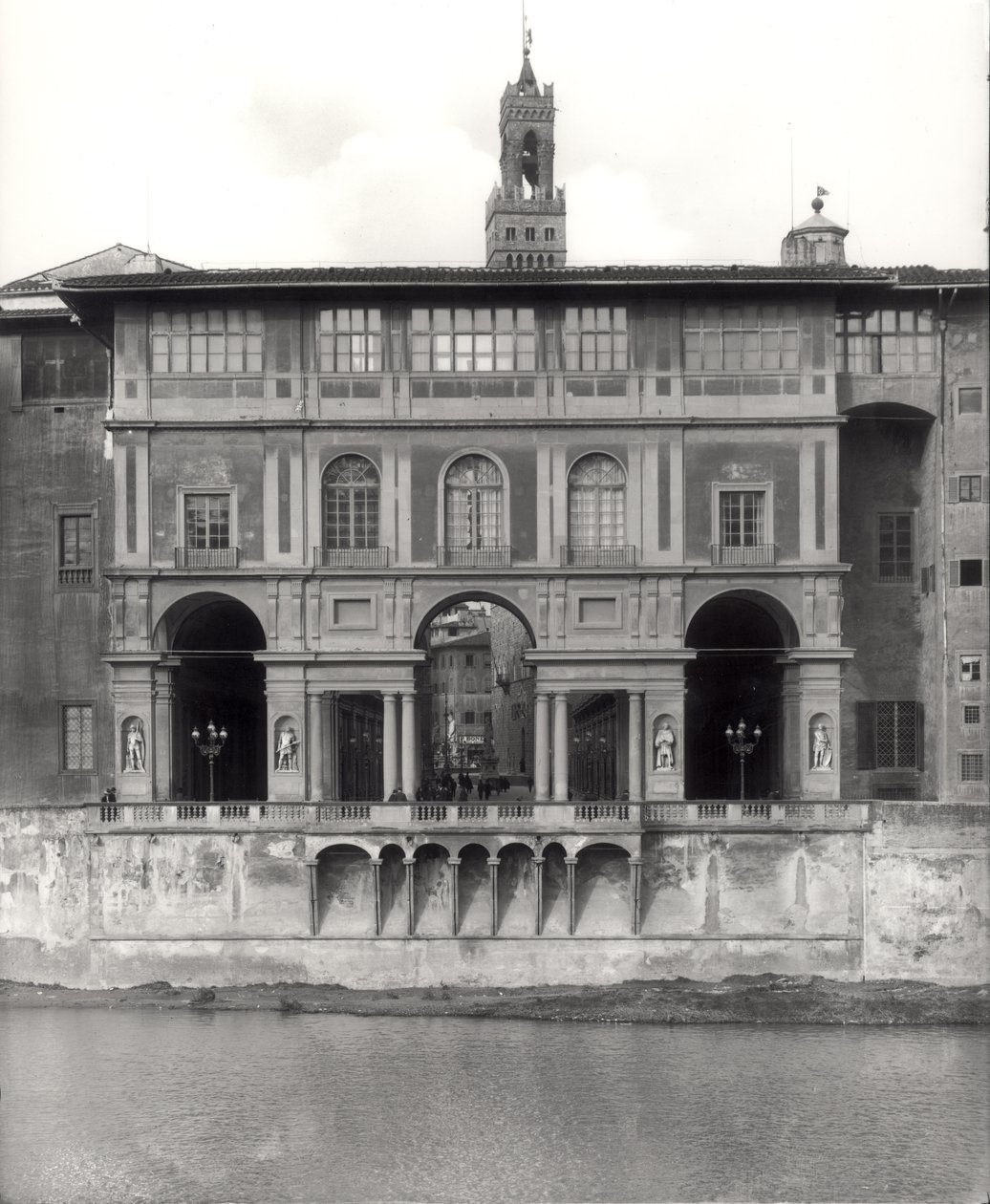 Lungarno Torrigianin Uffizi-gallerian julkisivu tekijältä Giorgio Vasari