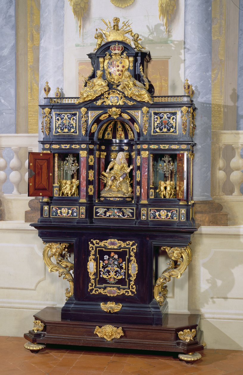 Valtiotatar Palatinuksen kabinetti, n. 1704 (eebenpuu, kullattu pronssi, helmi ja pietre dure) tekijältä Giovanni Battista Foggini