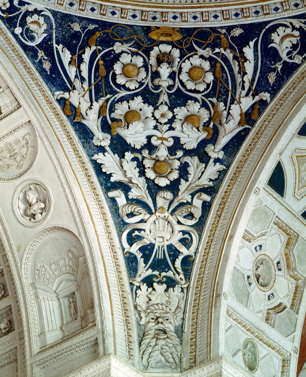 Loggia, kukkareliefiöin koristeltu holvin spandrelin yksityiskohta, 1520-luku (stukko) tekijältä Giovanni da Udine