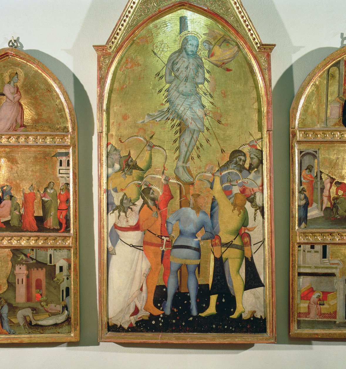 Pyhän Sebastianuksen marttyyrius, yksityiskohta keskeisestä taulusta, jossa pyhimystä ammutaan nuolilla, tempera taululla, yksityiskohta vuodelta 94768. tekijältä Giovanni di Niccolo del Biondo