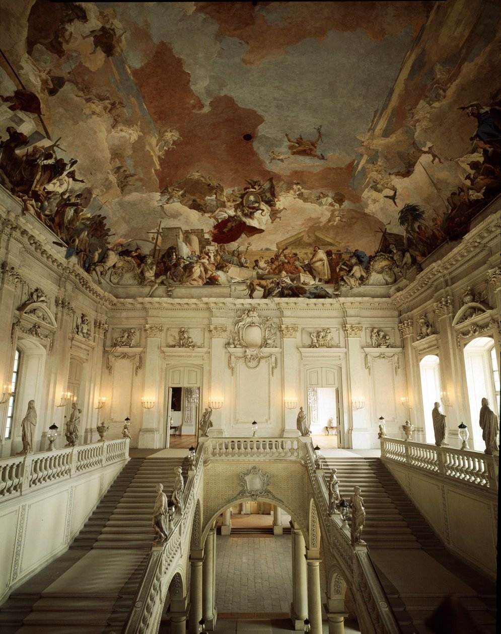 Näkymä suurelle portaalle ja katolle, jonka on koristellut Giovanni Battista (Giambattista) Tiepolo (1696-1770), joka edustaa viiden mantereen allegoriaa. 1753 Würzburgin palatsi (Würzburg), jonka toteutti arkkitehti Johann Balthasar Neumann (1687-1753) Ge tekijältä Giovanni Battista Tiepolo