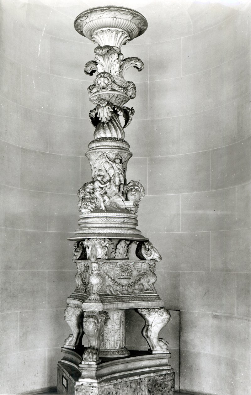 Piranesi roomalaisten antiikkiesineiden pohjalta suunnittelema kynttelikkö omaan hautaan (marmori) tekijältä Giovanni Battista Piranesi
