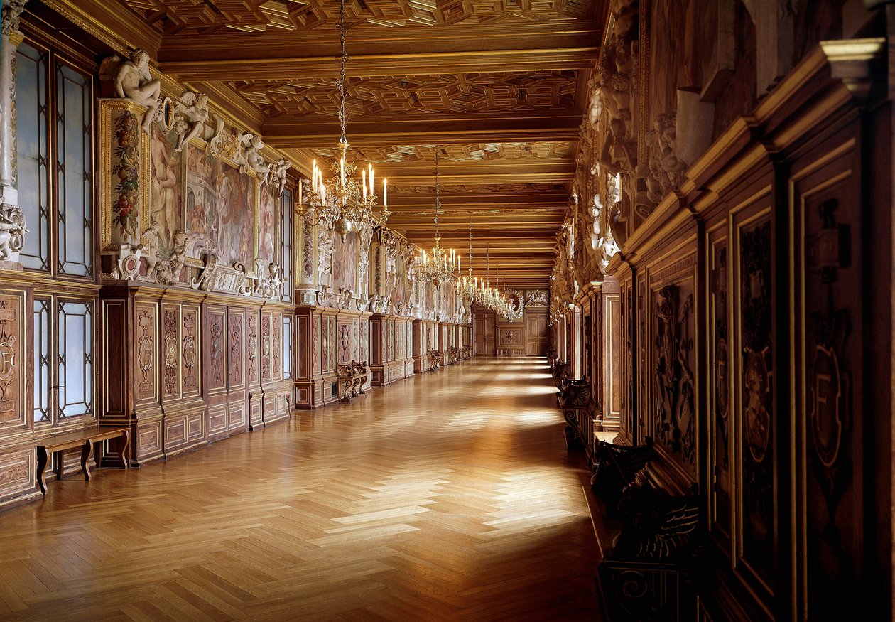 Renessanssiarkkitehtuuri: näkymä Francois I:n galleriasta Fontainebleaun linnassa, jonka on tehnyt Rosso Fiorentino (1495-1540) yhteistyössä Primaticcion (1504-1570) kanssa vuodelta 1523. Seine ja Marne tekijältä Giovanni Battista Rosso Fiorentino