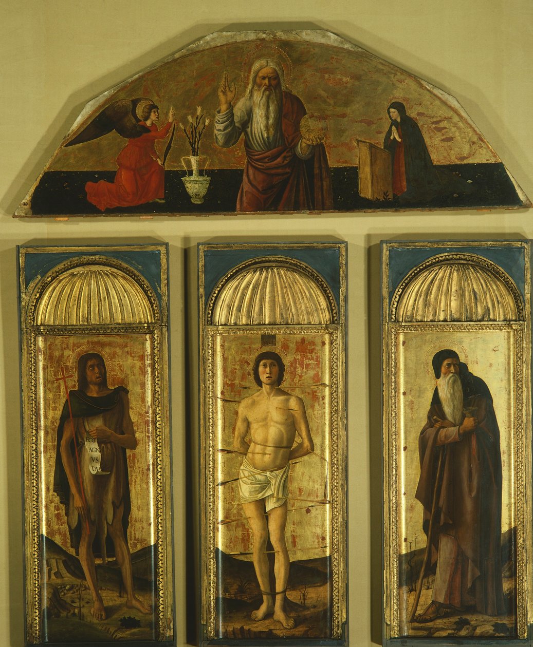Giovanni Bellinin (1431-36 - 1516) ja muiden maalareiden Triptyykki Pyhästä Sebastianista, tempera paneelissa, keskipaneeli 127x48, sivupaneelit 103x45, lunette 59x170 tekijältä Giovanni Bellini
