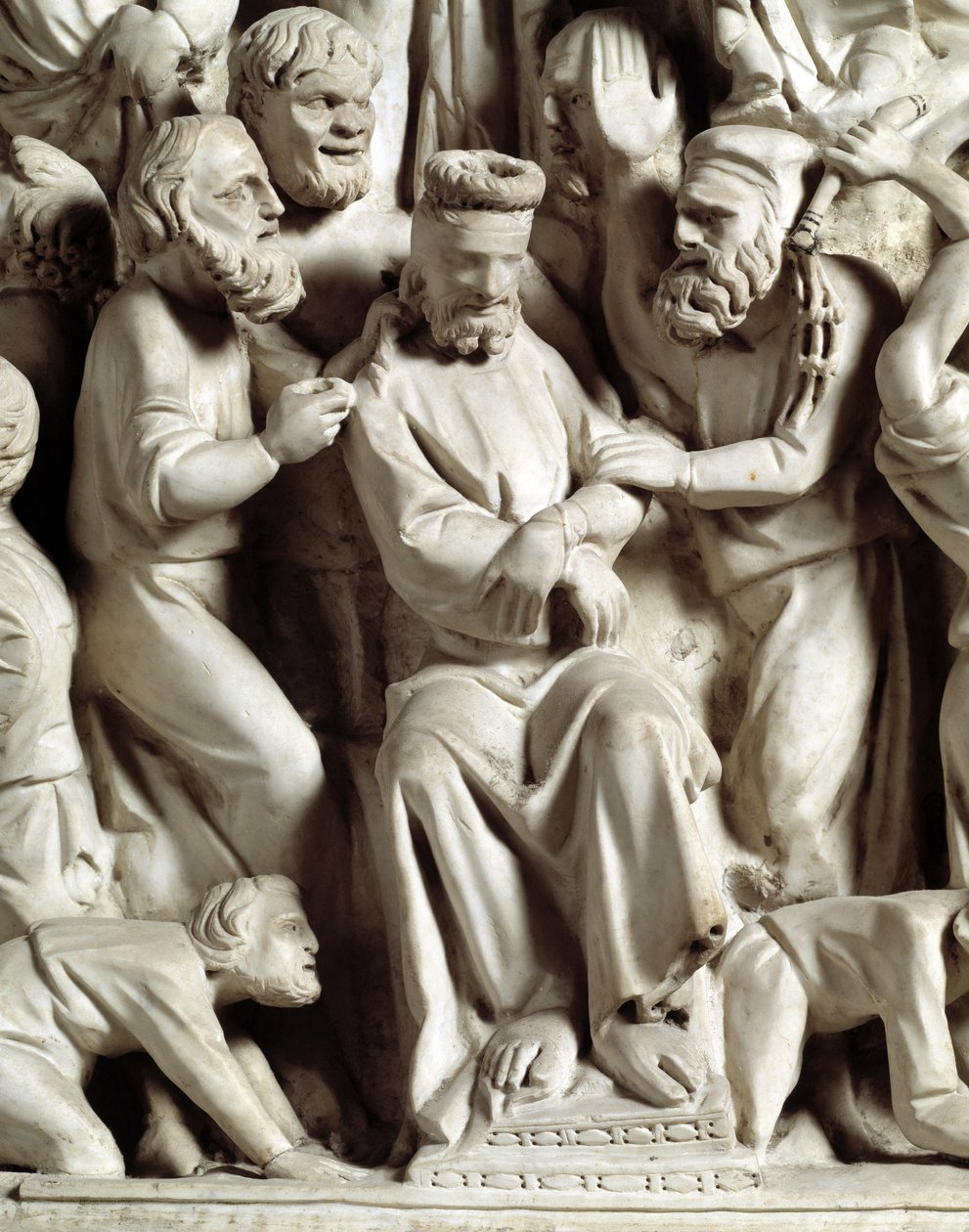 Yksityiskohta Giovanni Pisanon (1248-1314) tuolin reliefeistä: Yksityiskohta marmorisaarnatuolien reliefeistä, jeesus pilkattiin 1302-1311 Pisan katedraali (Duomo di Pisa), Italia tekijältä Giovanni Pisano