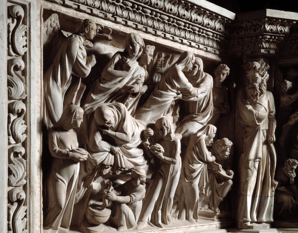 Yksityiskohta Giovanni Pisanon (1248-1314) toteuttamista tuolin kohokuvioista: Johannes Kastajan julistus, vierailu ja syntymä (Yksityiskohta marmorisaarnatuolien reliefeistä, julistus, vierailu ja Pyhän Johannes Kastajan syntymä) 1302 -1311 Cath tekijältä Giovanni Pisano