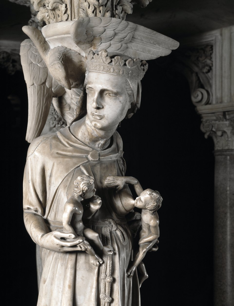 Yksityiskohta Giovanni Pisanon (1248-1314) tuolia tukevista veistoksista: kirkko ruokkimassa lapsiaan (Yksityiskohta marmorista saarnatuolia tukevista veistosista, kirkko ruokkii lapsiaan) 1302-1311 Pisan katedraali (Duomo di Pis) tekijältä Giovanni Pisano