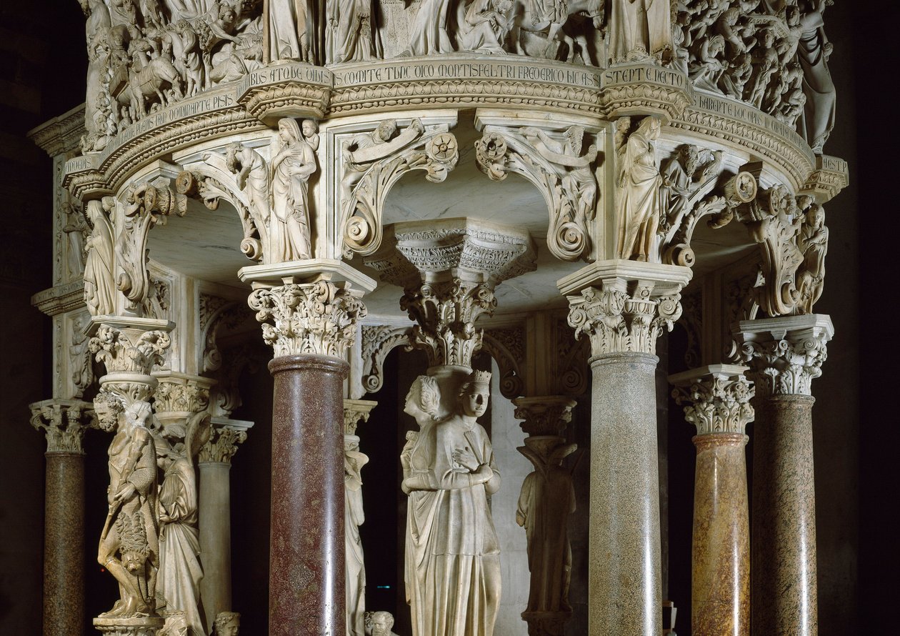 Teologiset hyveet ja Herkules vasemmalla Yksityiskohta veistoksesta saarnatuolia tukevista ryhmistä. Giovanni Pisanon (1248-1314) marmoriveistos. 1302-1311 Pisan katedraali (Duomo di Santa Maria Assunta di Pisa), Italia tekijältä Giovanni Pisano