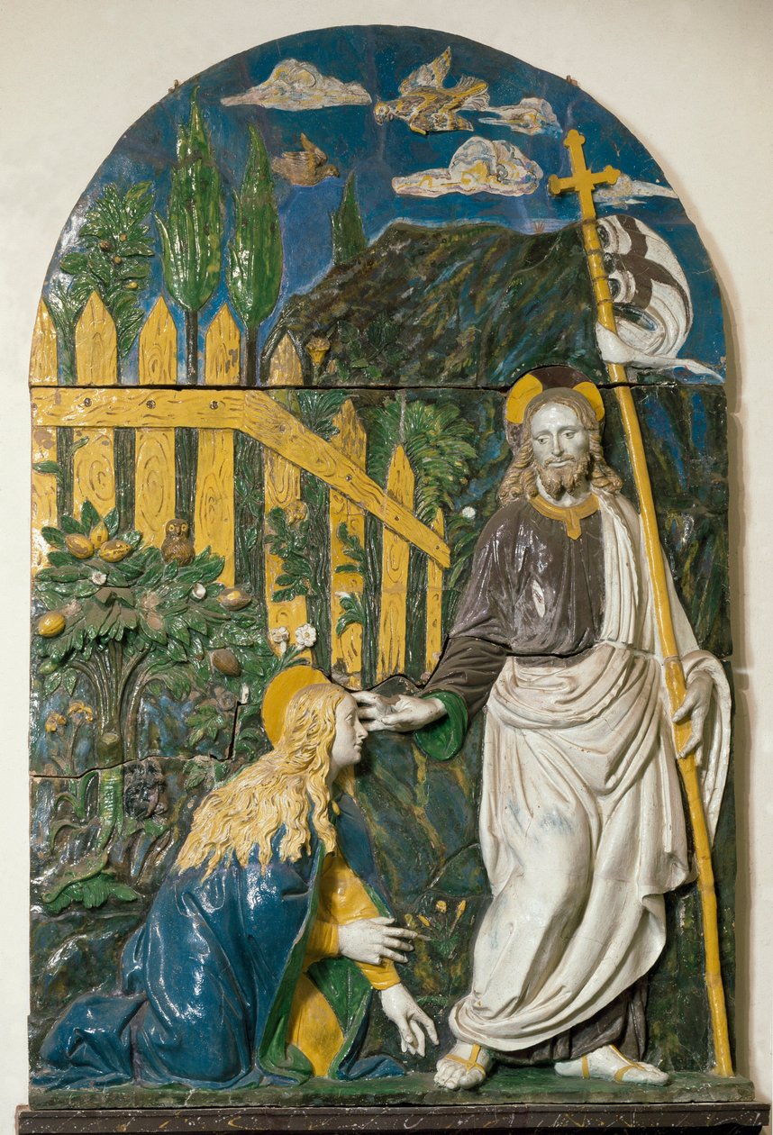 Noli me tangere Jeesuksella Kristuksella on valkoinen lippu (standardi), johon on lyöty punainen risti ja hänen aureolinsa on merkitty ristillä. Giovanni della Robbian (1469-1529) keraamiset kohokuviosukat Firenze, Museo Nazionale del Bargello tekijältä Giovanni della Robbia