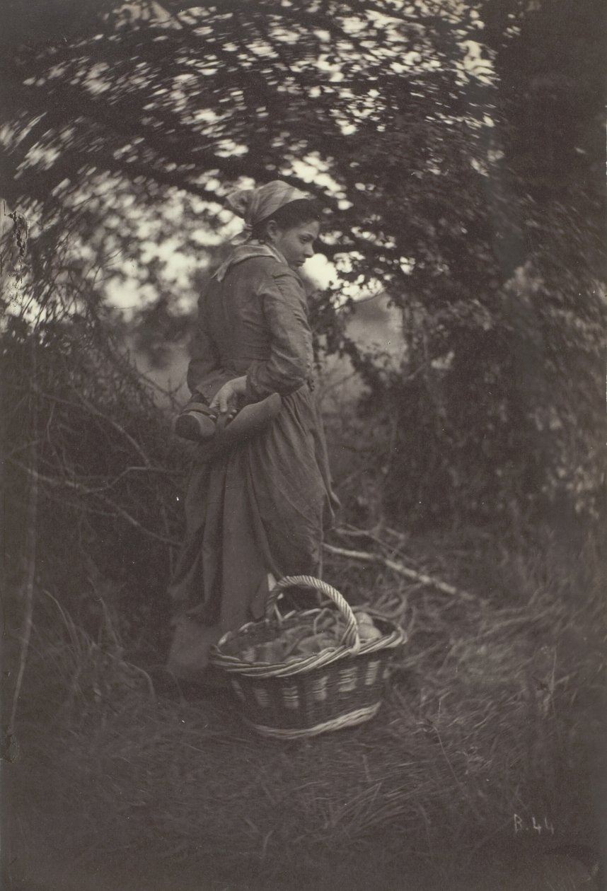 Nainen seisoo korin kanssa maassa, 1870. tekijältä Giraudon