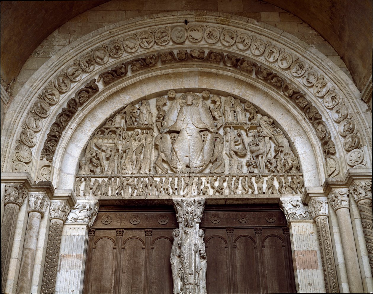 Romaaninen taide: Tympan veistetty edustamaan viimeistä tuomiota. Mestari Gislebertuksen (n. 1130-1140) veistos. Cathedrale Saint-Lazare (Saint Lazare tekijältä Gislebertus