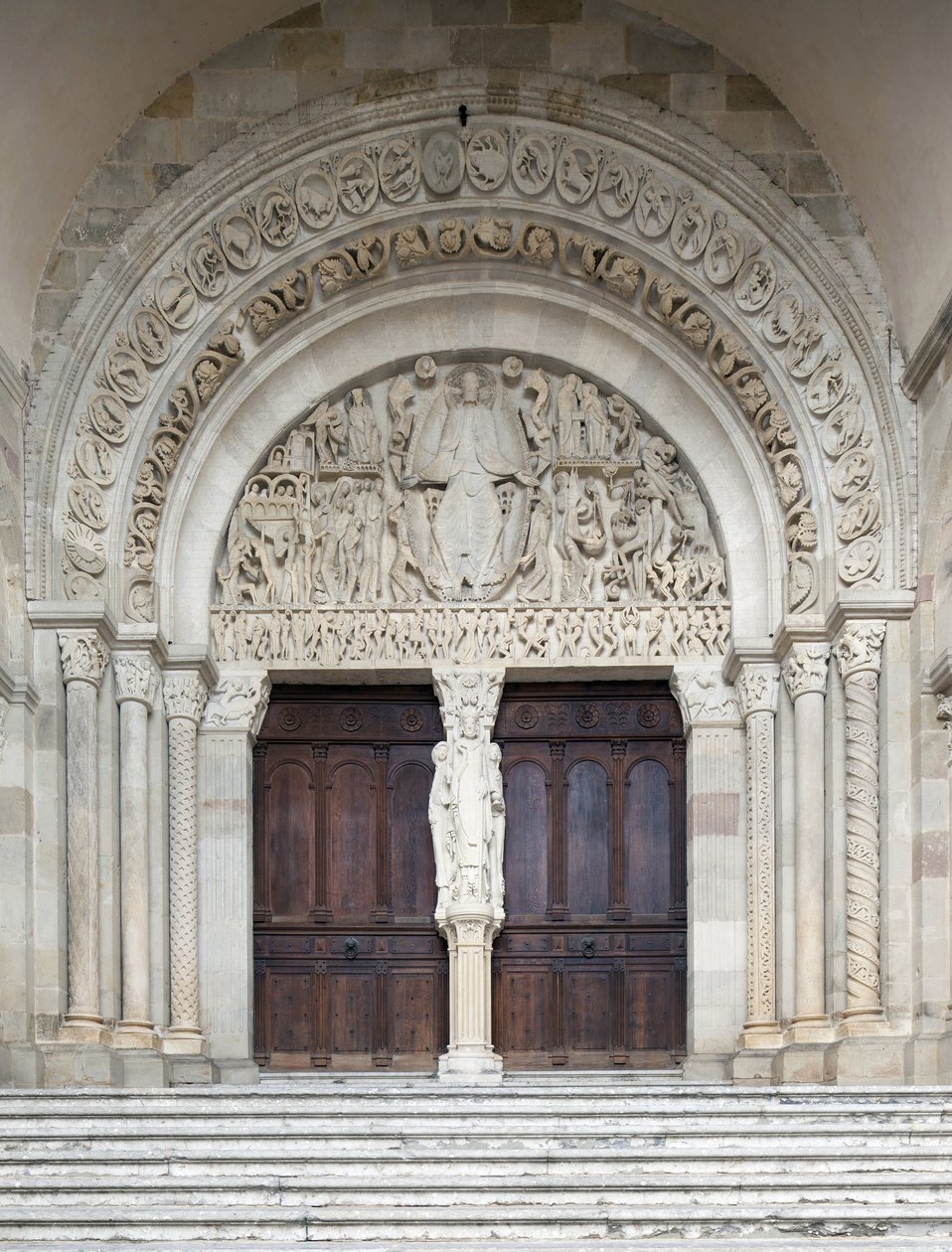 Viimeinen tuomio, Saint-Lazaren katedraalin keskusportaali, Autun, Ranska tekijältä Gislebertus