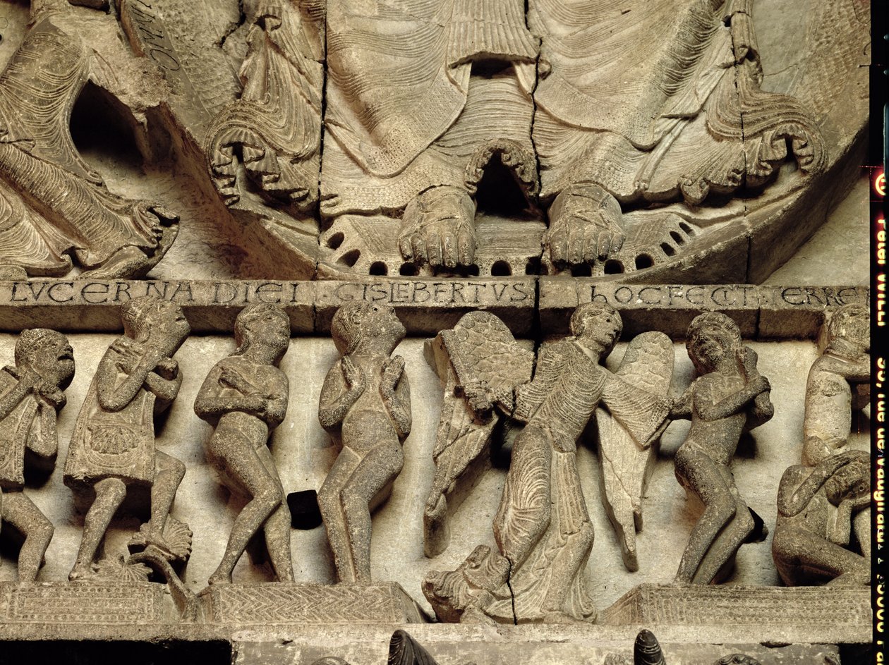 Länsiportaalin tympanum, jossa on viimeistä tuomiota kuvaava yksityiskohta Kristuksen jaloista, enkelistä ja kuolevaisista, n.1130-35, kalkkikivi tekijältä Gislebertus