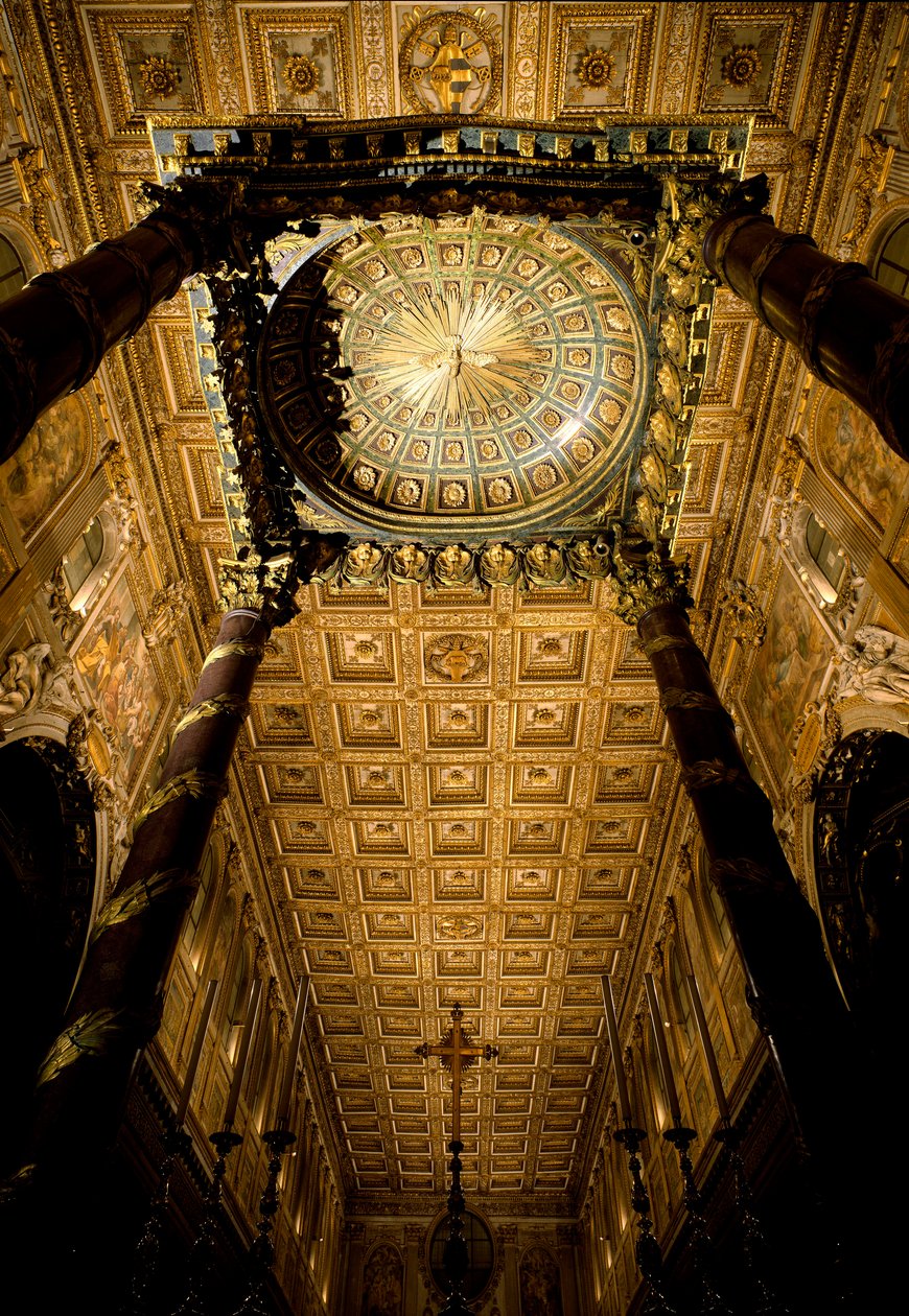 Näkymä katosta, jossa on Giuliano da Sangallon (1445 noin 1516) merkityt puulaatikot ja arkkitehti Ferdinando Fugan (1699-1781) tekemä suuri alttari. Santa Maria Maggioren basilika (Pyhä Maria Major), Rooma. tekijältä Giuliano Giamberti da Sangallo