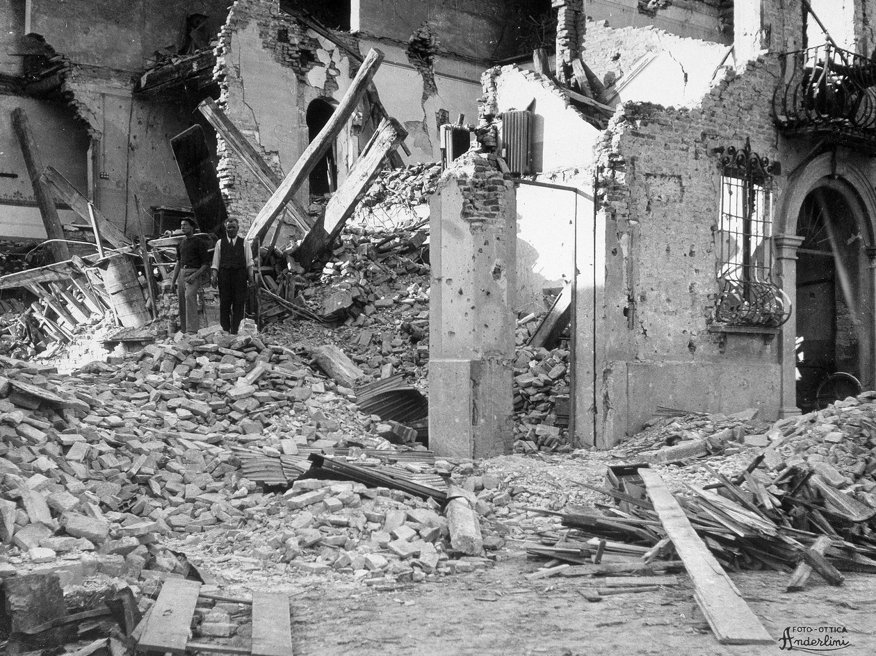 Sermiden pommitukset. Kaksi ihmistä tuhoutuneen rakennuksen raunioiden joukossa tekijältä Giulio Anderlini
