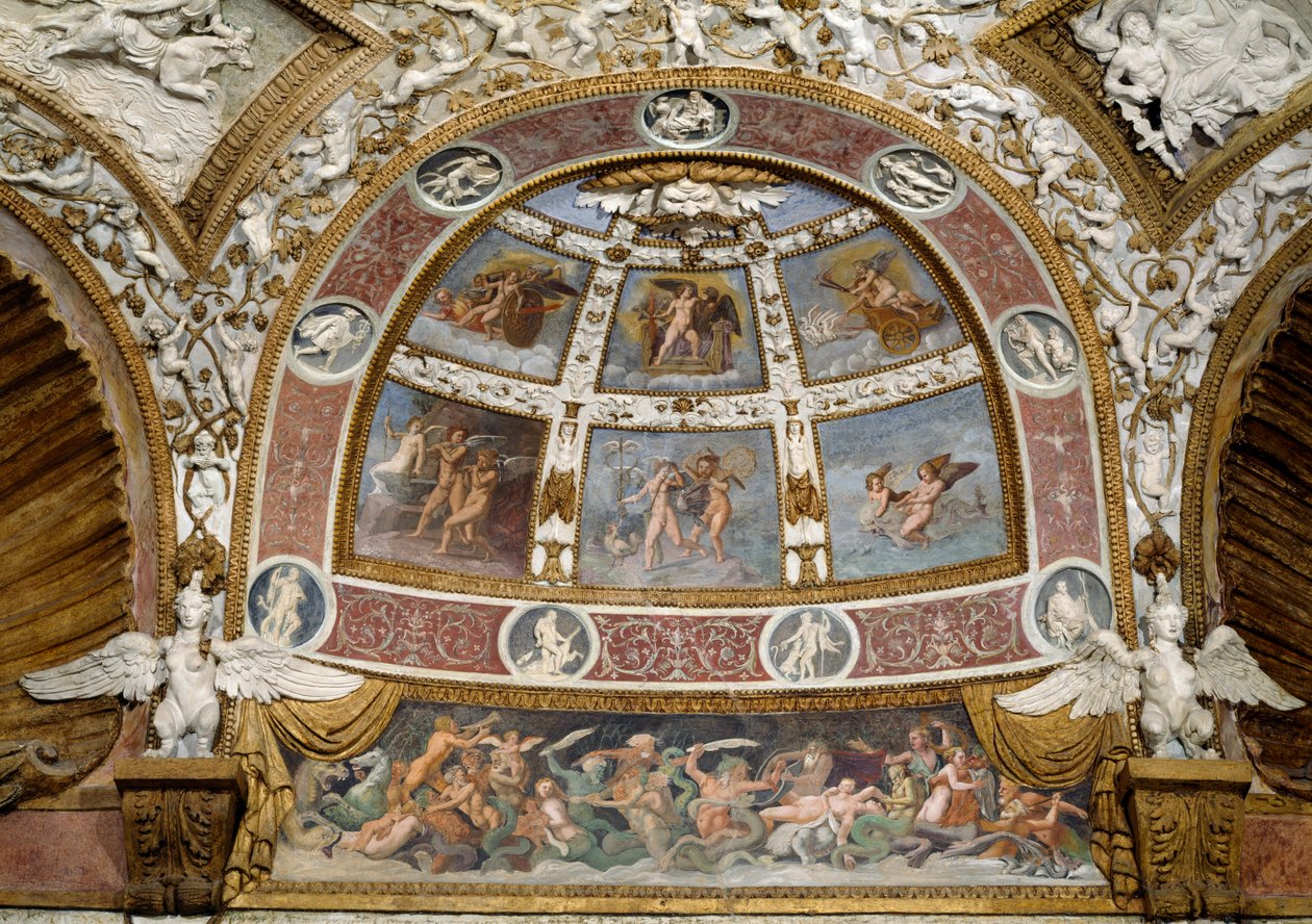 Camera delle Aquile, yksityiskohta katosta, jossa on friisi tritonien ja kentaurien välisestä taistelusta, yläpuolella mytologisia kohtauksia kuvaava lunetti ja stukkokoristeinen kehys, 1528 fresko ja st. tekijältä Giulio Romano