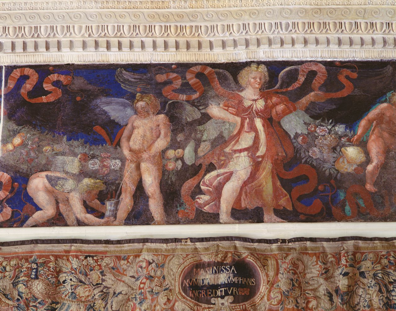 Friisi Camera con Fregio di Amorinin Camera con Fregio di Amorinin kammiosta Amorin friisi yksityiskohta Amorista virtsaamassa kannuun, 1520-luvun fresko tekijältä Giulio Romano