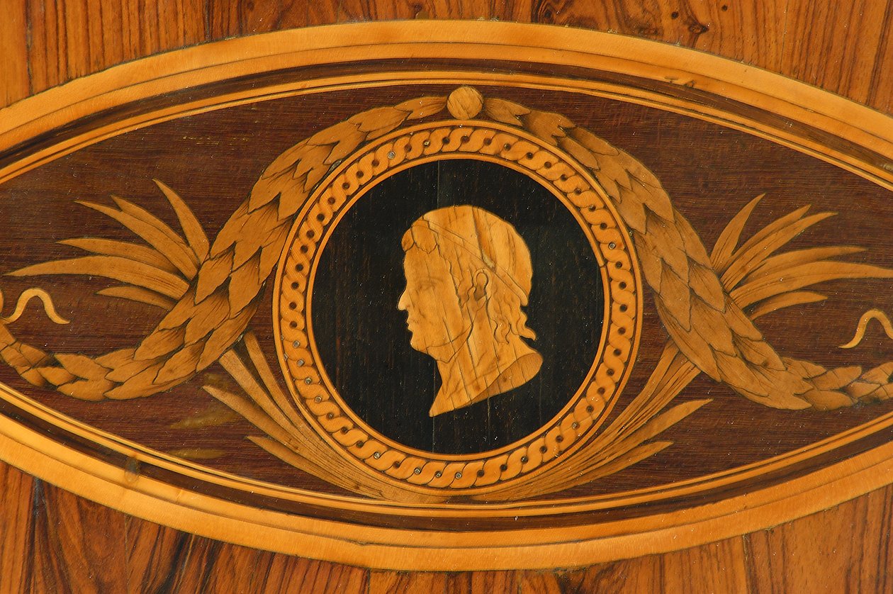 Yksityiskohta pöydän kannesta (puuta) tekijältä Giuseppe Maggiolini