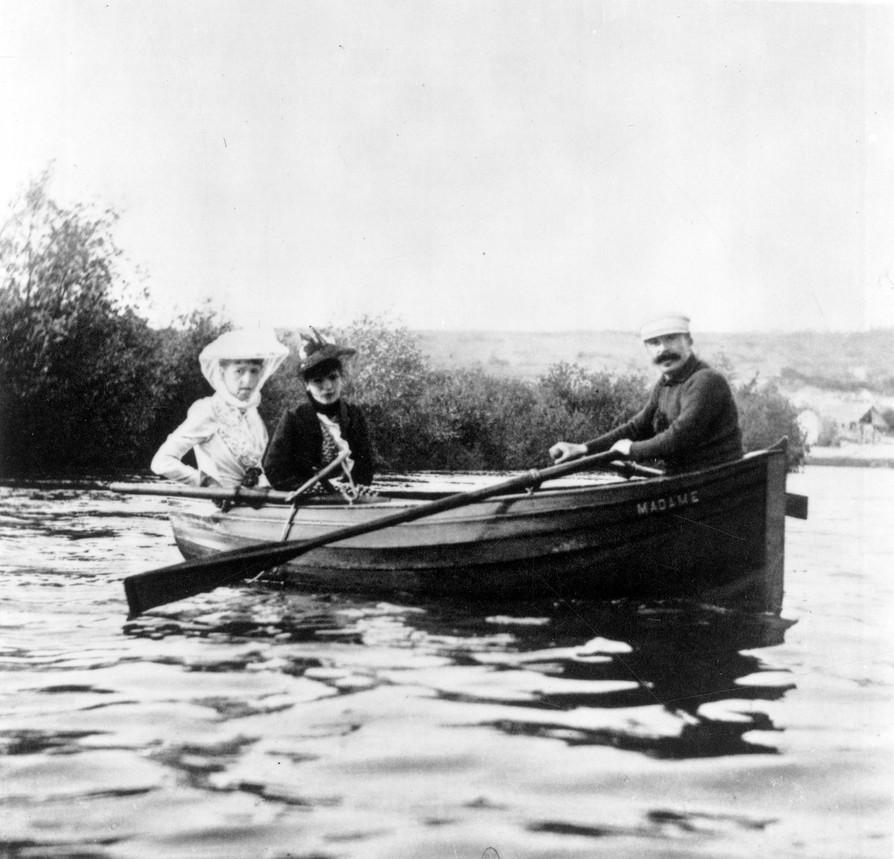 Guy de Maupassant veneessä Genevieve Strausin ja Colette Dumas Lippmanin kanssa, n. 1889 tekijältä Giuseppe Primoli