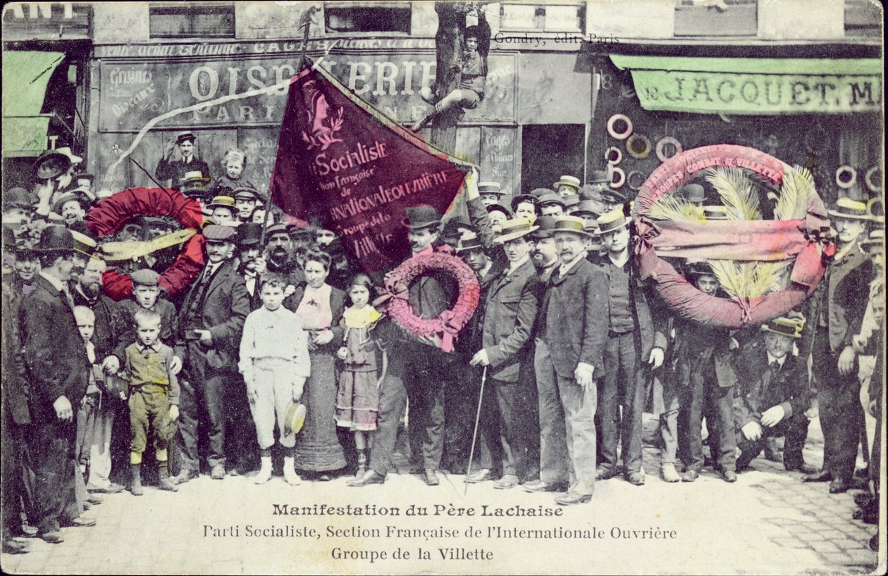 Mielenosoitus Pere-Lachaisessa Pariisin kommuunin muistoksi, sosialistipuolue, Kansainvälisen työväenliiton ranskalainen jaosto, La Villette -ryhmä, 1. toukokuuta 1908 (värillinen tekijältä Gondry