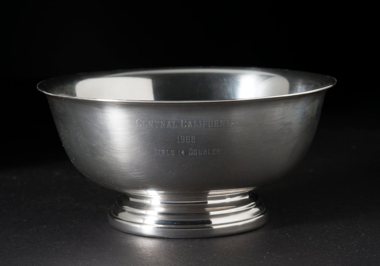 Hopeinen kulhotennispokaali jaettiin Sally Ridelle, 1965. tekijältä Gorham Manufacturing Company