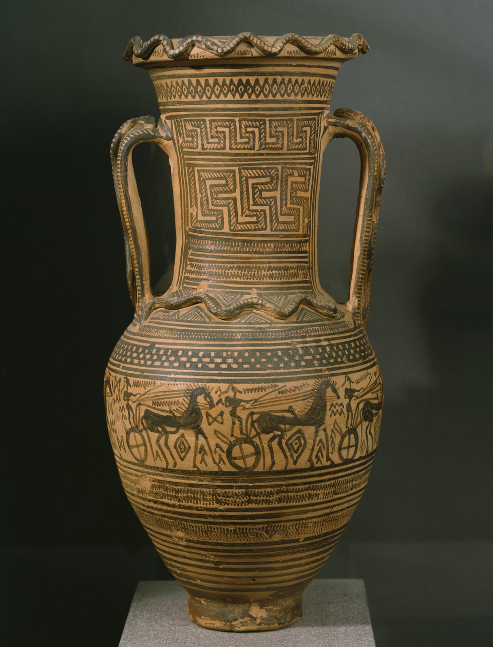 Ullakkoamfora, myöhäisgeometrinen II B kausi (n. 720-700 eKr.) (maalattu savi) (katso myös 346645) tekijältä Greek