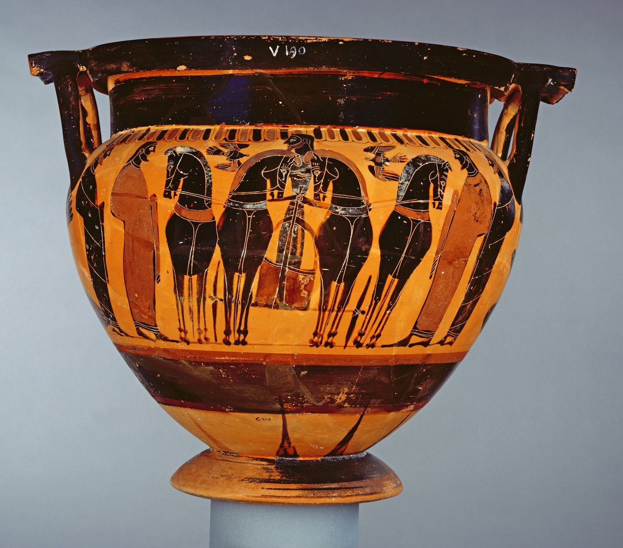Ullakon mustahahmoinen pylväskraatteri, joka on koristeltu nelihevosvaunulla, Louvren taidemaalari F6, Gela, n. 575-550 eKr. (keraaminen) tekijältä Greek