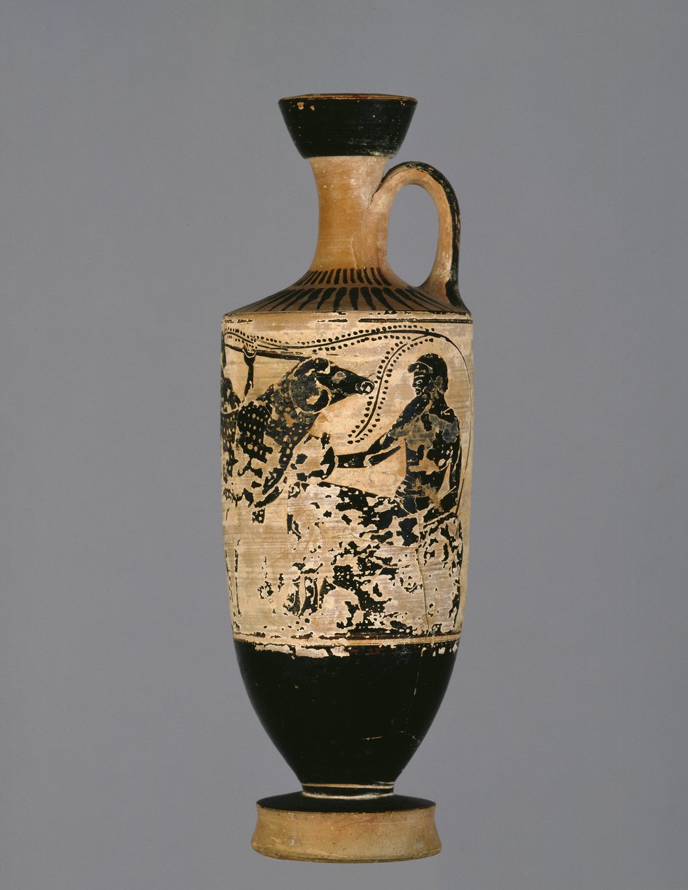 Ullakon mustahahmoinen lekythos, jota koristaa kyklooppi Polyphemuksesta pakeneva Odysseus, Theseus-maalari, n. 500-450 eKr. (keramiikka) tekijältä Greek