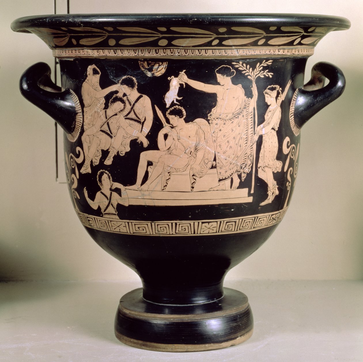 Punainen ullakkokraatteri, joka kuvaa Orestesta avuksena Apollon pyhäkössä Delphissä. Se on katsottu Apulian Eumenides-maalarille (keramiikka) (katso yksityiskohdat 92568) tekijältä Greek