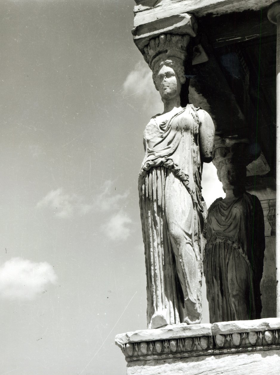Yksityiskohta karyatidista Erechtheionista, 421-406 eKr. marmori bw valokuva tekijältä Greek